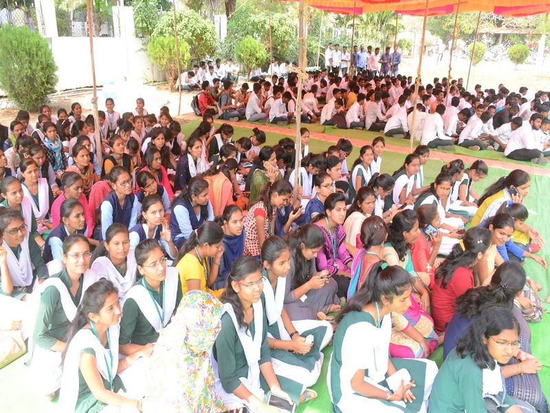 student agitation at the Parabhani University for professional status to an Agricultural Degree | कृषी पदवीच्या व्यवसायिक दर्जासाठी विद्यापीठातील विद्यार्थी आक्रमक