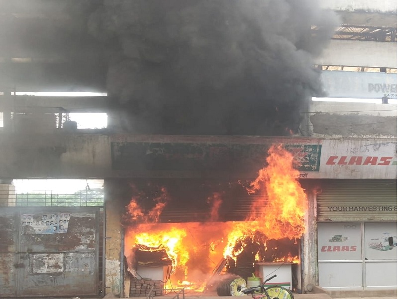 huge fire in a tractor godown at Parabhani | Video : परभणीत ट्रॅक्टर गोदामाला भीषण आग