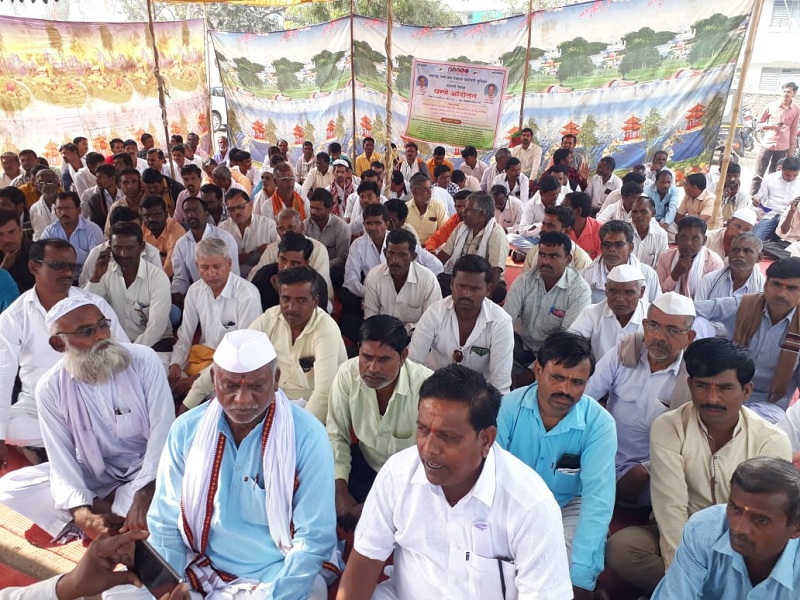 Gram Panchayat employees' dharna agitation for pending demands in Parbhani | परभणीत प्रलंबित मागण्यांसाठी ग्रामपंचायत कर्मचाऱ्यांचे धरणे आंदोलन