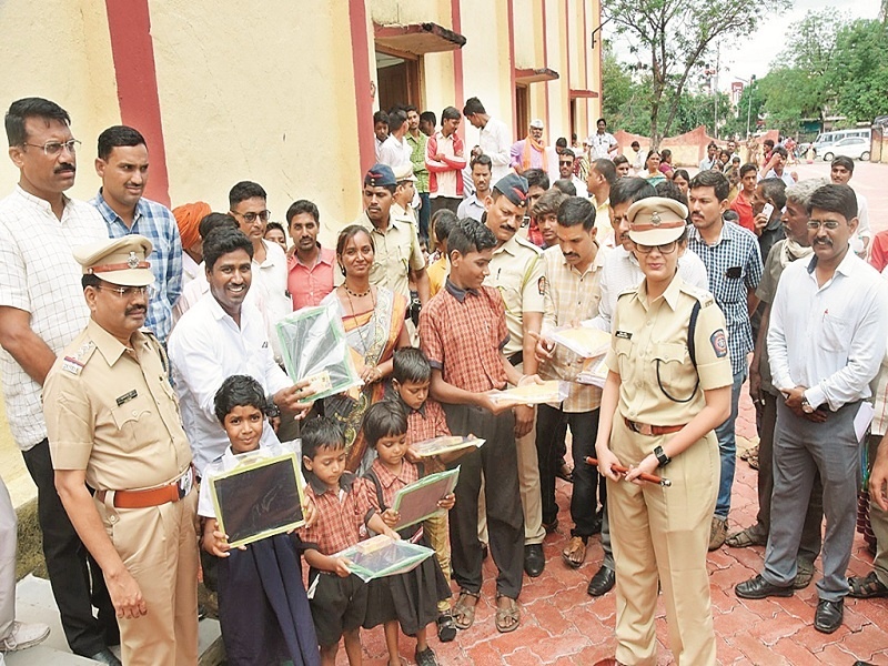 Aurangabad Rural Police gives 'Pen' to Paradhi community students | औरंगाबाद ग्रामीण पोलिसांनी पारधी मुलांच्या हाती दिली ‘पाटी’