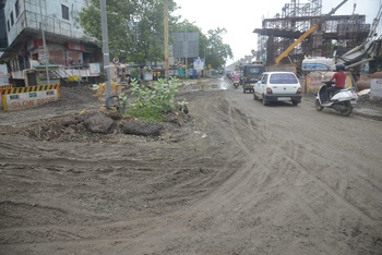 The flyover under construction in Pardi is becoming dangerous | पारडीतील निर्माणाधीन उड्डाणपूल ठरतोय धोकादायक