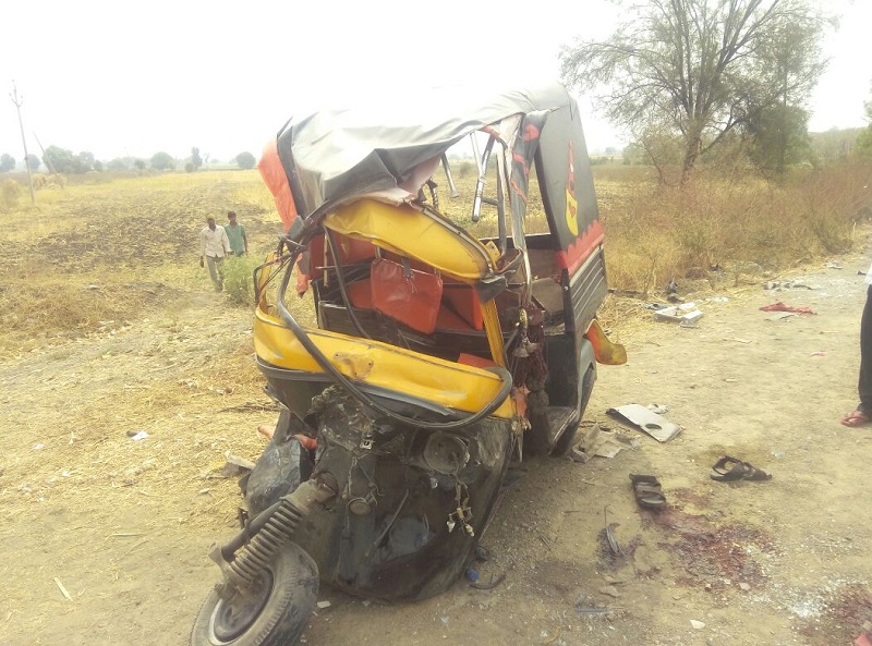 Four youths killed in Aperikshaw-Travel accident near Parli | परळीजवळ अपेरिक्षा- ट्रव्हल्स अपघातात चार युवक ठार 