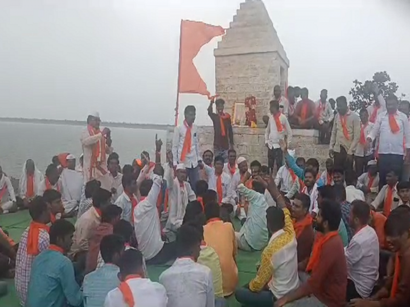 Movement of the entire Maratha community on the banks of the Vaan Dam in full rain | भर पावसात वाण धरणाच्या काठावर सकल मराठा समाजाचे आंदोलन 