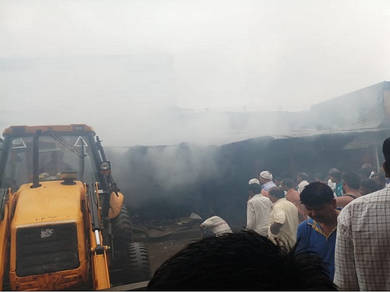 Four shops in Parli were burnt | परळी येथे मोंढ्यातील चार दुकाने आगीत जळून खाक 