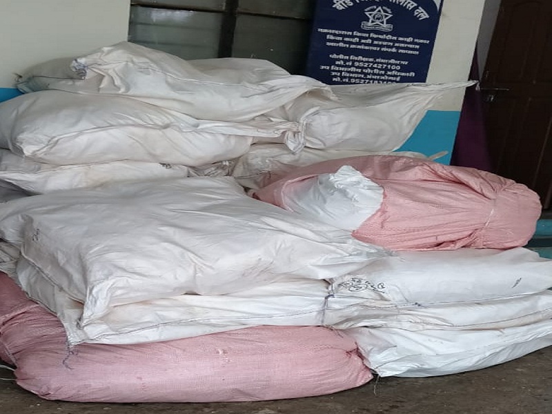 Gutkha entry in Parli also in lockdown; Police seize 20 bags of gutkha | लॉकडाऊनमध्येही परळीत गुटख्याची एंट्री; पोलिसांनी २० पोते गुटखा केला जप्त