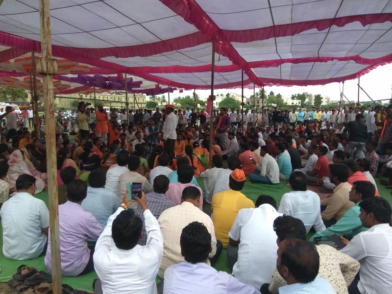The protest movement of Maratha Kranti Morcha was started on the next day in Parali tehsil | परळी तहसीलसमोर मराठा क्रांती मोर्चाचे ठिय्या आंदोलन दुसऱ्या दिवशीही सुरूच