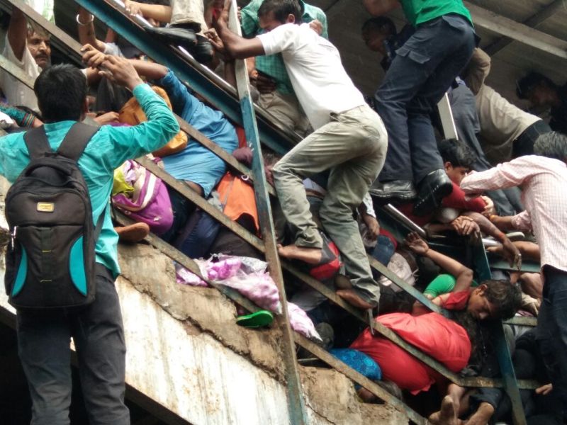 Mumbaikars collapsed in the muddy hills; 22 victims of negligence of the Railways | मुंबईकरांवर ऐन सणात कोसळला दु:खाचा डोंगर; रेल्वेच्या निष्काळजीपणाचे २२ बळी