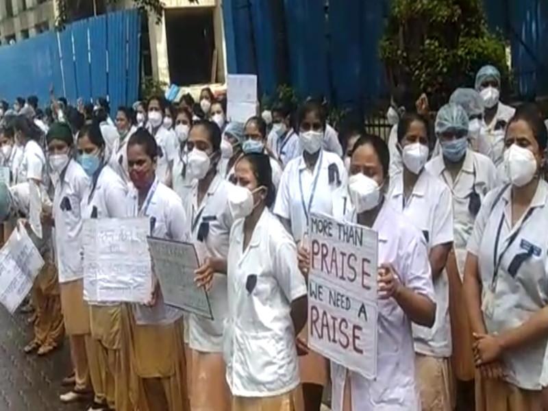 Agitation with black ribbons of nurses outside YCM Hospital in Pimpri; Demand to be made permanent | पिंपरीतील वायसीएम रुग्णालयाबाहेर १०० ते १५० परिचारिकांचे काळ्या फिती लावून आंदोलन; कायमस्वरूपी करण्याची मागणी