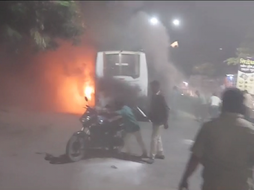 ST mahamandal bus full of passengers caught fire, a shocking incident in Parli | Video: प्रवाशांनी भरलेल्या ST महामंडळाच्या बसने घेतला पेट, परळीतील धक्कादायक घटना