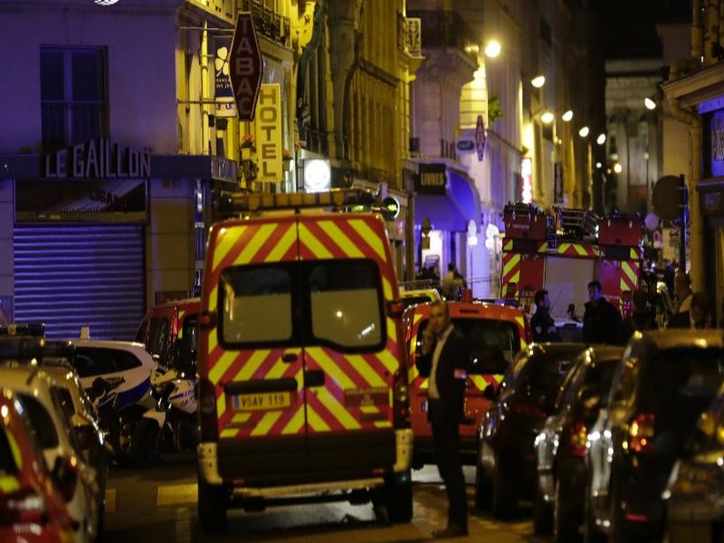 Two die in Paris knife attack; Isisen accepted responsibility | पॅरिसमधील चाकू हल्ल्यात दोघांचा मृत्यू; आयसिसनं स्वीकारली जबाबदारी