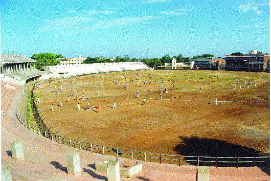 32 options including a park stadium in Solapur, for political parties | राजकीय पक्षांच्या सभांसाठी सोलापुरातील पार्क स्टेडियमसह ३२ पर्याय