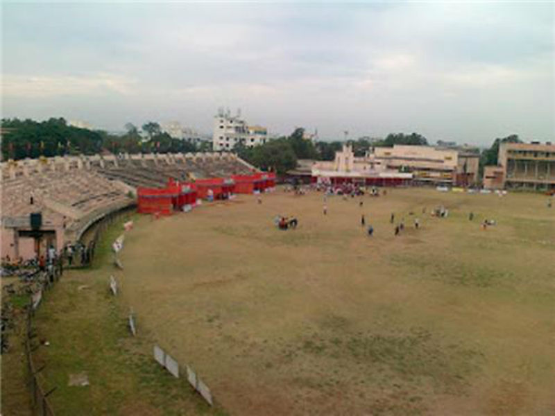 Committee to fix the rent of stadiums in Solapur | सोलापूरातील स्टेडियमच्या गाळ्यांचे भाडे ठरविण्यासाठी समिती