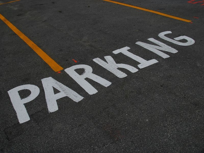  Parking problem in the city is serious; The illegal grounds on either side of internal roads | शहरात पार्किंगची समस्या गंभीर; अंतर्गत रस्त्यांच्या दोन्ही बाजूला बेकायदा तळ
