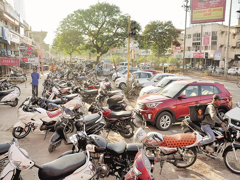 Parking policy is to make breathing of roads in Aurangabad | औरंगाबादमध्ये रस्त्यांचा श्वास मोकळा करणारे हवे पार्किंग धोरण