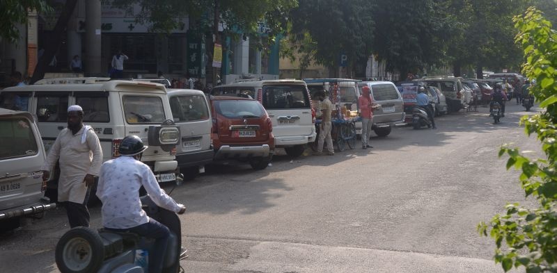 Illegal parking in front of Midas Heights in Nagpur | नागपुरातील मिडास हाईट्ससमोर अवैध पार्किंग