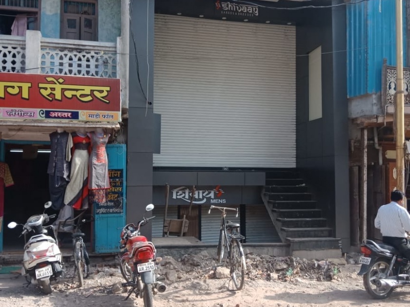 Khamgaon: shops in the space of parking! | खामगाव: पार्कींगच्या जागेत चक्क थाटली दुकाने!