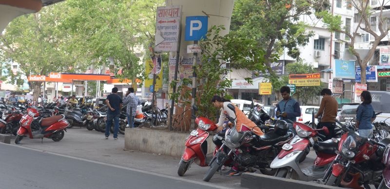 The issue of parking in Jaffarabad | जाफराबाद शहरातील पार्किंगचा प्रश्न ऐरणीवर