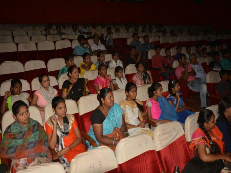 'Nuclear Cinema' has shown to 100 visitors to Jalgaon | देशसेवा कळावी यासाठी जळगावात १०० प्रेक्षकांना दाखविला ‘परमाणू सिनेमा’