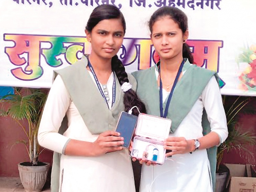 Parner's girls made power bank for mobile in only 20 rupees | पारनेरच्या मुलींनी फक्त वीस रुपयात बनवली मोबाईल पॉवर बँक