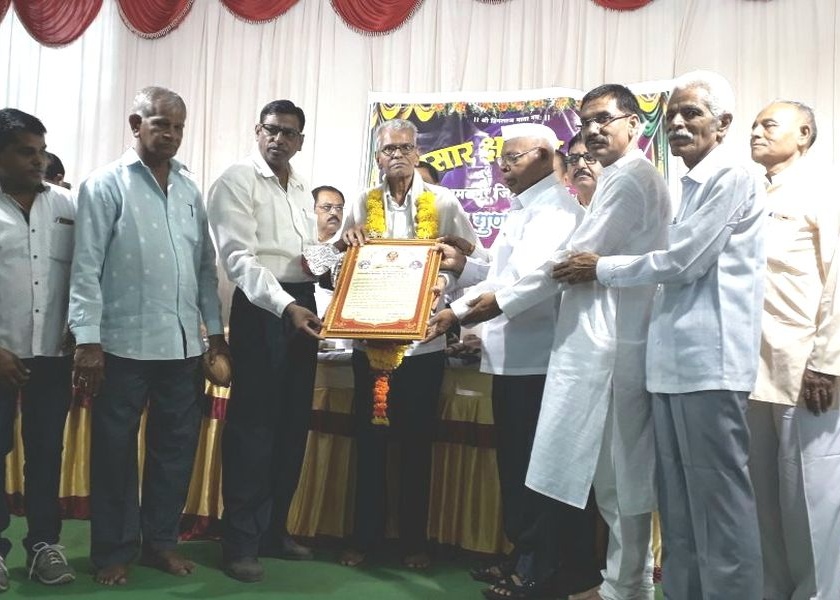 Samaj Bhushan Award for the award of awards to the state awardee S. D. Vyavasar | राज्य पुरस्कार प्राप्त शिक्षक स.ध.भावसार यांना समाजभूषण पुरस्कार