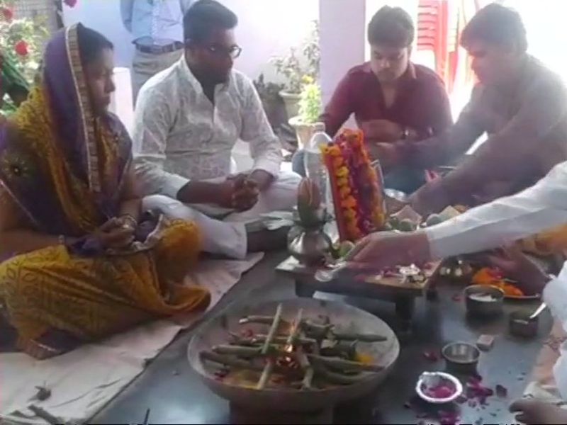 Parrot owner in UP Performing shraddha vidhi in UP | मालकाने घातले पाळीव पोपटाचे श्राद्ध