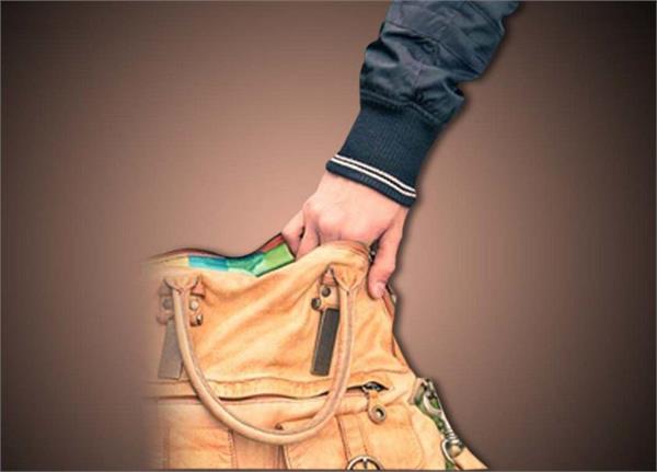 Theft of jewelery purse from MLA Jadhav's mother | आमदार जाधव यांच्या आईकडील दागिन्यांच्या पर्सची चोरी