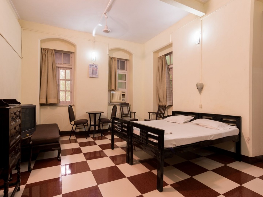 south mumbai flat rent 64 rupees is-vacant from 11 years | मुंबईतलं आलिशान घर 11 वर्षापासून रिकामं, भाडे फक्त 64 रुपये