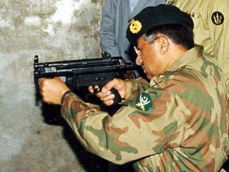 How Can A Commando Be So Afraid Pak Top Court To Pervez Musharraf | कमांडो असून एवढे घाबरता कशाला; पाकिस्तानी न्यायालयाचा परवेझ मुशर्रफ यांना खोचक सवाल