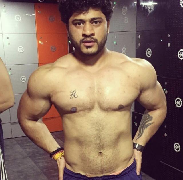 Just different! The first transman to win bodybuilding competition; Aryan Pasha | जरा हटके! बॉडीबिल्डींग स्पर्धा जिंकलेला पहिला ट्रान्सपुरुष; आर्यन पाशा