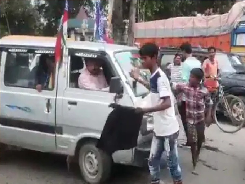 Ink thrown at the convoy of Union Minister Pashupati Paras in hajipur | केंद्रीय मंत्र्यांच्या ताफ्यावर फेकली शाई, परिसरात गोंधळाचं वातावरण