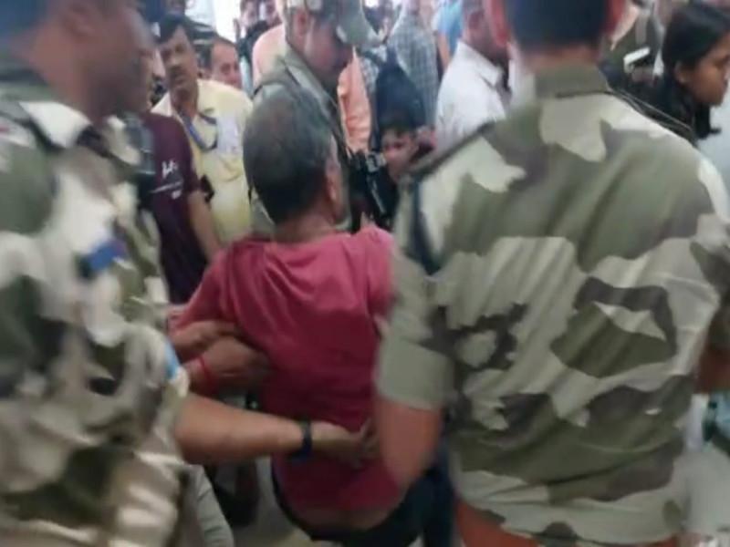 Video: Passengers protest at Pune Airport; 3 passengers were picked up by CISF personnel | Video: पुणे विमानतळावर प्रवाशांचे आंदोलन; १० तास विलंब, ३ प्रवाशांना CISF जवानांनी उचलून नेले