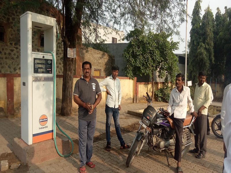 Loot of customers on a petrol pump in a shopping center at Pathardi: late tariff reduction | पाथर्डीमध्ये खरेदी विक्री संघाच्या पेट्रोल पंपावर ग्राहकांची लूट : उशीराने दर कमी