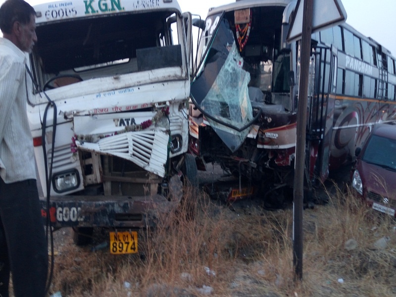 Ahmednagar- The strange accident of three vehicles on the Aurangabad highway, the jihadhahani avoided | अहमदनगर- औरंगाबाद हायवेवर तीन वाहनांचा विचित्र अपघात, जिवितहानी टळली