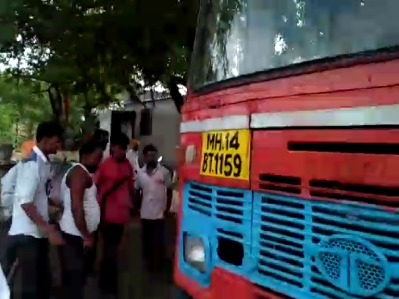 The driver of the bus, the driver of the Pathardi-city bus, was robbed | पाथर्डी-नगर बसच्या चालक, वाहकास मारहाण करून लुटले