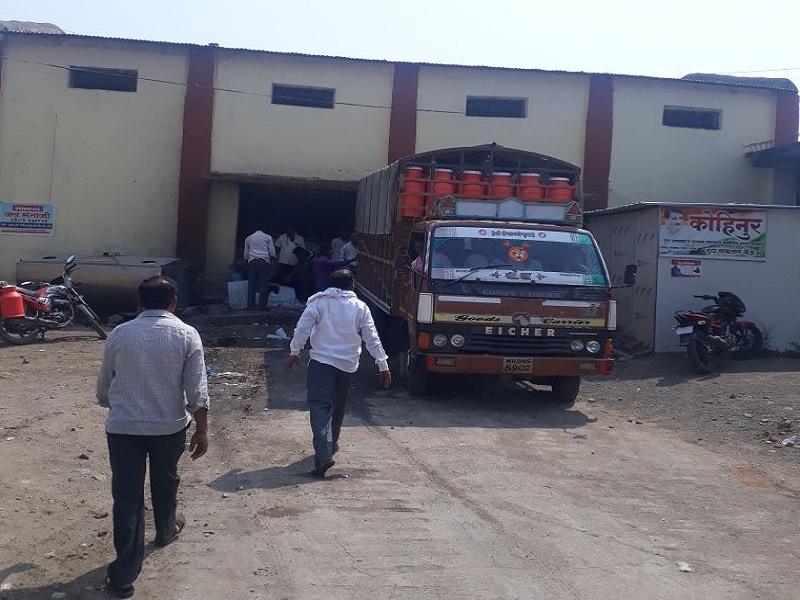 14 thousand liters of milk uncollected due to coollers not working in milk collection center at pathari | पाथरीत 14 हजार लिटर दुधाचा प्रश्न ऐरणीवर; दुध संकलन केंद्रातील कुलरमध्ये झाला बिघाड