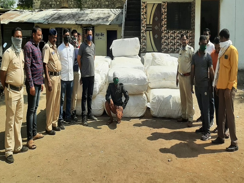 Pathri police seized gutka worth Rs 10 lakh | पाथरी पोलिसांनी 10 लाखांचा गुटखा पकडला
