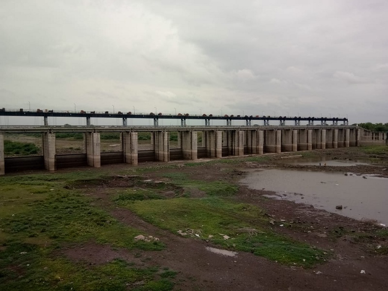 After two months of monsoon, the dams are dry in Pathari | पावसाळ्याच्या दोन महिन्यांनंतरही बंधारे कोरडेठाक
