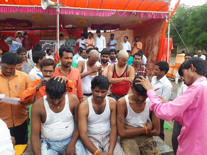 Maratha Kranti Morcha: protesters protested by protesters in the slab | Maratha Kranti Morcha : पाथरीत आंदोलकांनी मुंडन करून केला शासनाचा निषेध 