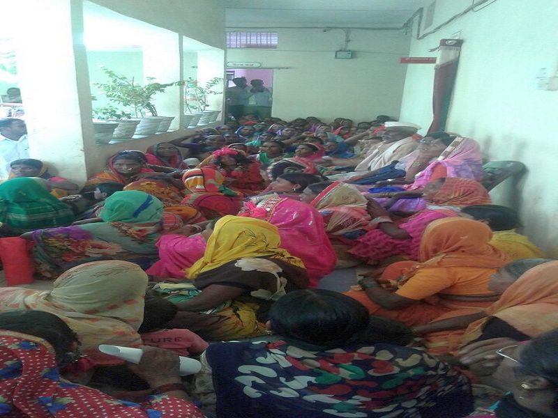Women laborers in Panchayat Samiti office demanded to start the works of MNREGA | मनरेगाची कामे सुरू करण्याच्या मागणीसाठी पंचायत समिती कार्यालयात महिला मजुरांचा ठिय्या 