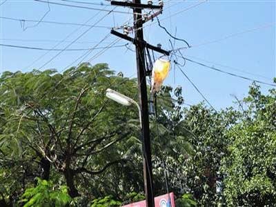 44 crore is pending for 764 streetlights in Washim district! | वाशिम जिल्ह्यात ७६४ पथदिवे जोडण्यांकडे ४४ कोटींची थकबाकी !
