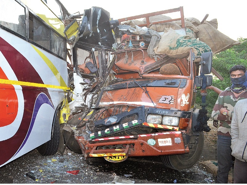 Private bus and tempo accident in Pathardi town, two killed | पाथर्डी शहरानजीक खासगी बस, टेंपो अपघातात दोनजण ठार