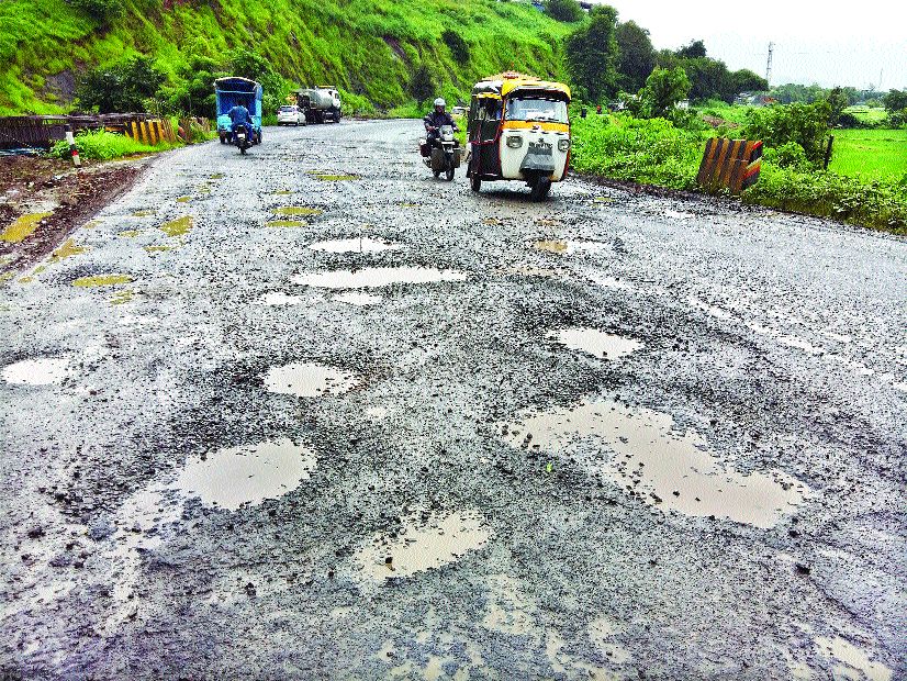 Guardian Minister Ravindra Chavan is responsible for the upkeep of the potholes | खड्डे बुजवण्याची जबाबदारी कंत्राटदाराची, पालकमंत्री रवींद्र चव्हाण यांची माहिती