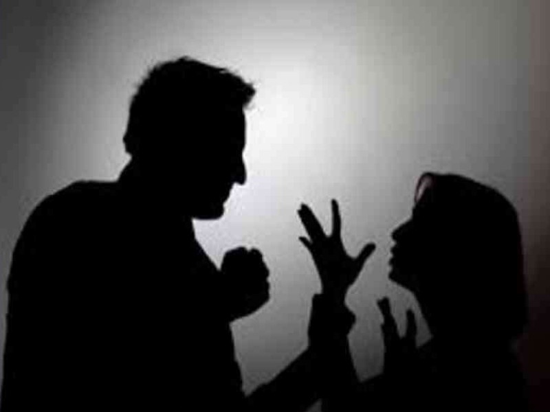 After refusing to grant a divorce the husband punched his wife in the family court and knocked out her teeth | घटस्फोट देण्यास नकार दिल्याने कौटुंबिक न्यायालयातच पत्नीचा बुक्की मारून पाडला दात