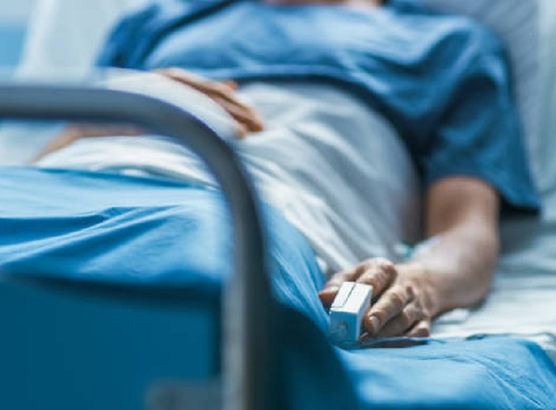 up government hospital nurse dragged female patient holding her hair slammed her on the bed | खळबळजनक! सरकारी रुग्णालयातील नर्सने महिला रुग्णाचे केस ओढले, बेडवर ढकलले अन्...
