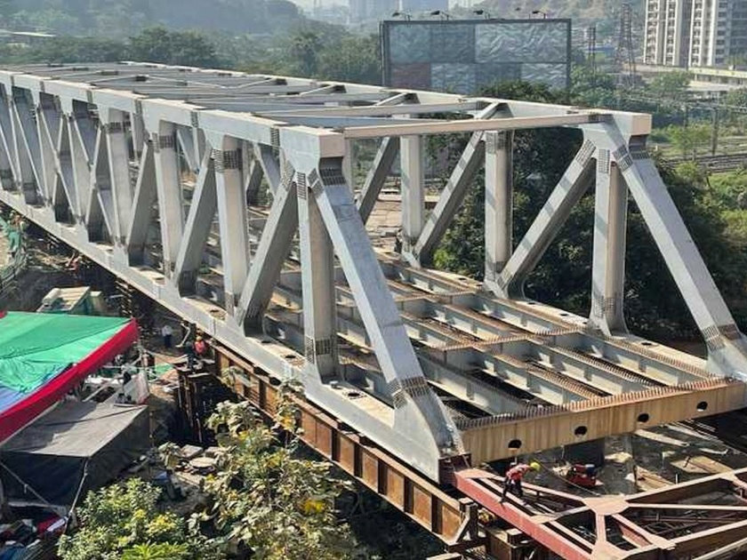 The 700 metric ton girder of Kalyans Patri bridge was moved 39 meters forward | कल्याणच्या पत्री पुलाचा ७०० मेट्रिक टन गर्डर ३९ मीटर पुढे सरकवला