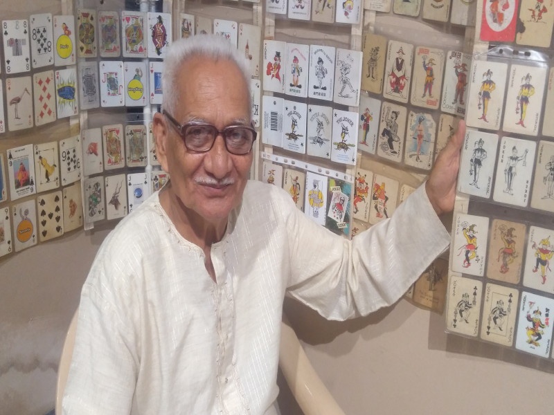 Vasant Apte collected 6000 play card in Pune | गोष्ट आहे ६००० पत्त्यांच्या राजाची !