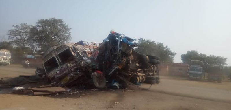  Two trucks collide on Patur to Malegaon highway: four critical | पातूर ते मालेगाव महामार्गावर दोन ट्रकची अमोरासमोर धडक : चार गंभीर