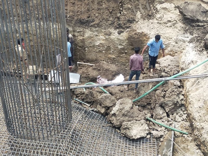 Death of a laborer by being crushed under a mound of soil | मातीच्या ढिगाऱ्याखाली दबून मजुराचा मृत्यू