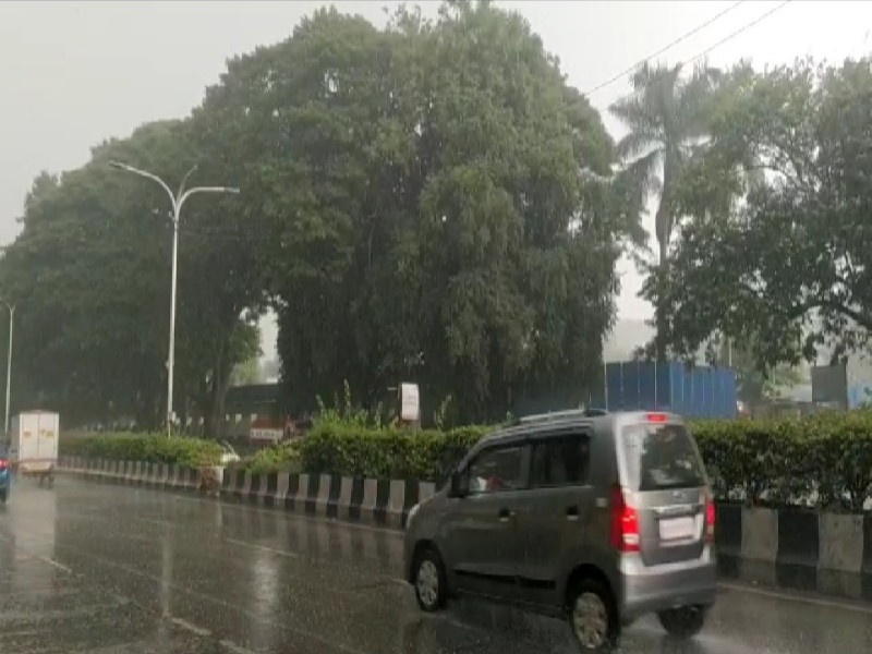 Heavy of rain with thunderstorms in pune city | पुणे शहरात तासाभराच्या पावसाने पाणीच पाणी ; पुणेकरांची उडाली तारांबळ  