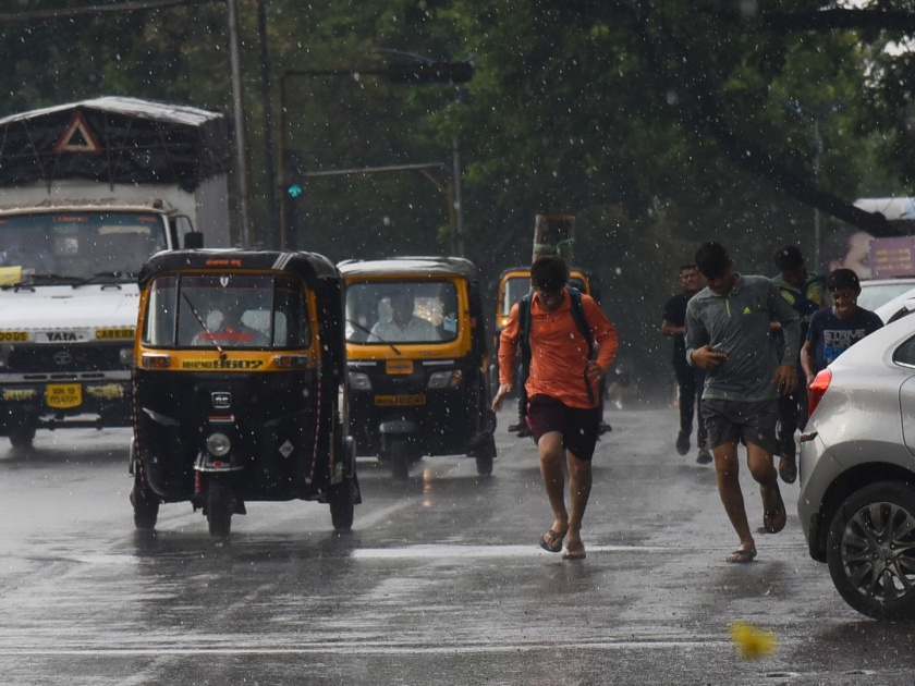70 to 100 mm of rain fell in sparse places in Mumbai | मुंबईत तुरळक  ठिकाणी ७० ते १०० मिलीमीटर पाऊस कोसळला